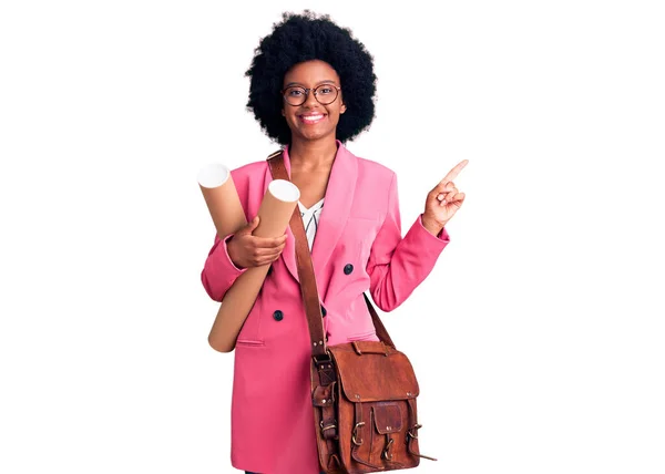 Jovem Afro Americana Segurando Plantas Arquiteto Sorrindo Feliz Apontando Com — Fotografia de Stock