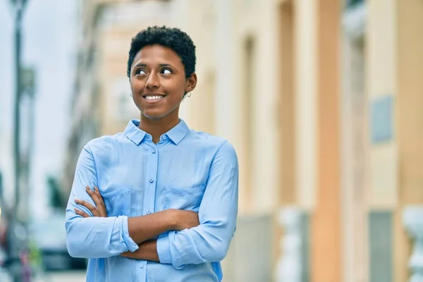 Joven Afroamericana Americana Con Los Brazos Cruzados Sonriendo Feliz Ciudad — Foto de Stock