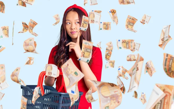 Jovem Menina Chinesa Bonita Segurando Supermercado Cesta Compras Rosto Sério — Fotografia de Stock