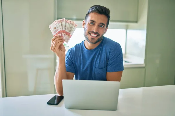 Young Handsome Man Smiling Happy Holding Colombian Pesos Banknotes Home — ストック写真