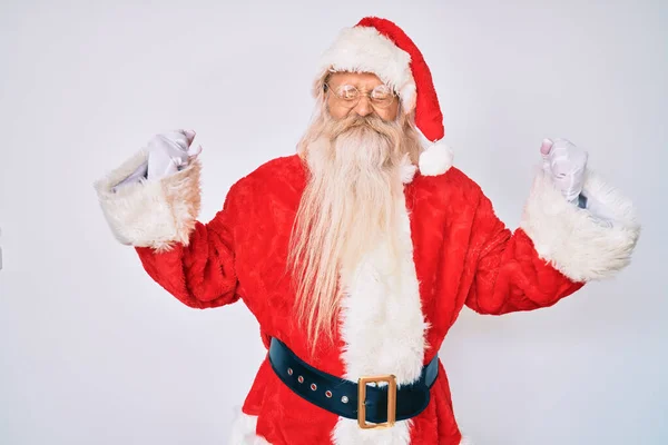 Starý Starší Muž Šedivými Vlasy Dlouhými Vousy Kostýmu Santa Clause — Stock fotografie