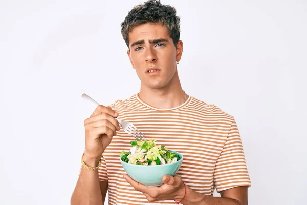 Pemuda Tampan Makan Salad Mengerti Dan Ekspresi Bingung Konsep Keraguan — Stok Foto