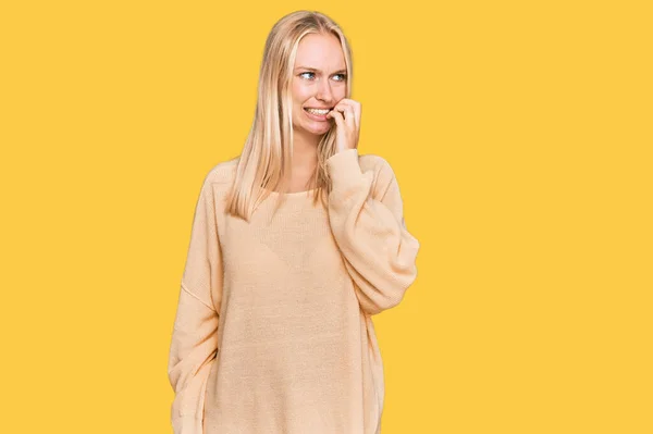 Ung Blond Flicka Bär Casual Kläder Ser Stressad Och Nervös — Stockfoto
