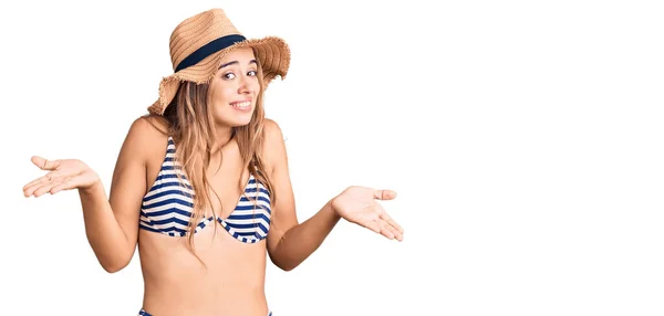 Jeune Belle Femme Blonde Portant Bikini Chapeau Désemparés Confus Bras — Photo