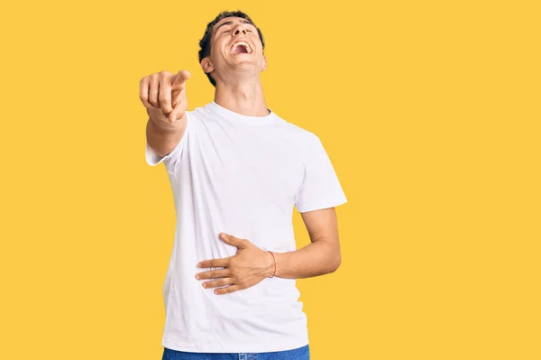 Joven Hombre Guapo Con Camiseta Blanca Casual Riéndose Señalando Con — Foto de Stock