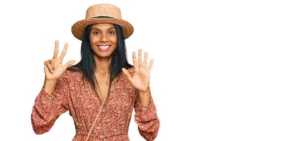 Joven Mujer Afroamericana Con Sombrero Verano Mostrando Señalando Hacia Arriba —  Fotos de Stock