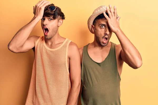 Mladý Gay Pár Letním Oblečení Překvapený Rukou Hlavě Pro Chybu — Stock fotografie