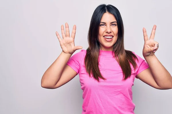 Joven Hermosa Morena Vistiendo Casual Camiseta Rosa Pie Sobre Fondo —  Fotos de Stock