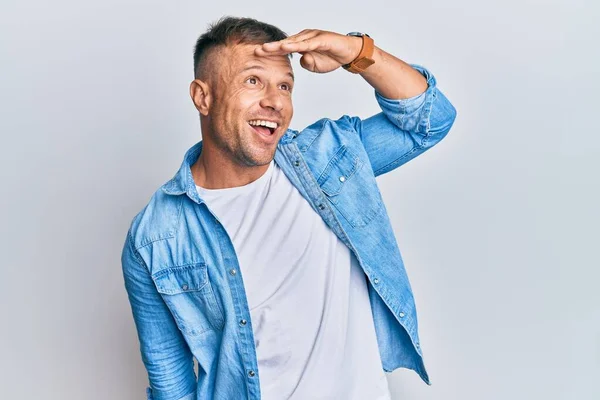 Knappe Spier Man Draagt Casual Denim Jas Erg Blij Glimlachend — Stockfoto