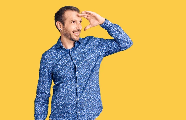 Homem Bonito Jovem Vestindo Roupas Casuais Muito Feliz Sorrindo Olhando — Fotografia de Stock