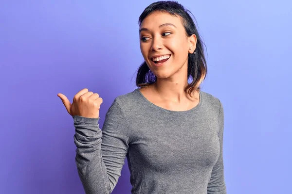 Mujer Joven Con Ropa Casual Apuntando Pulgar Hacia Lado Sonriendo —  Fotos de Stock