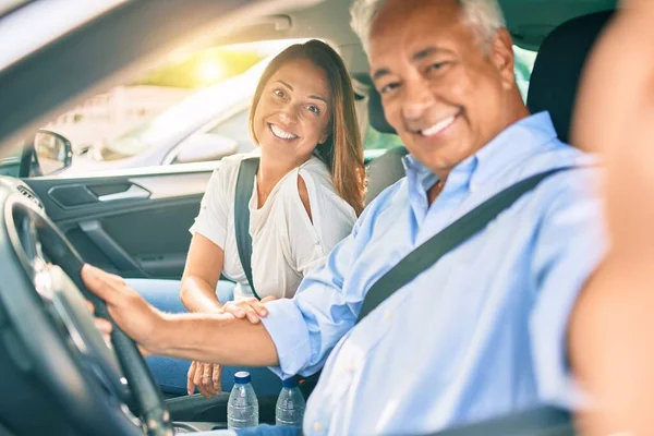 Verliebte Paare Mittleren Alters Sitzen Auto Und Machen Ein Selfie — Stockfoto