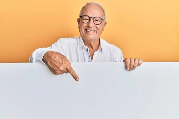 Hombre Caucásico Mayor Sosteniendo Banner Vacío Sonriendo Feliz Señalando Con —  Fotos de Stock