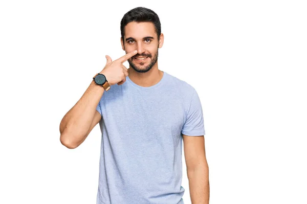 Jonge Spaanse Man Casual Kleren Wijzend Met Hand Vinger Naar — Stockfoto