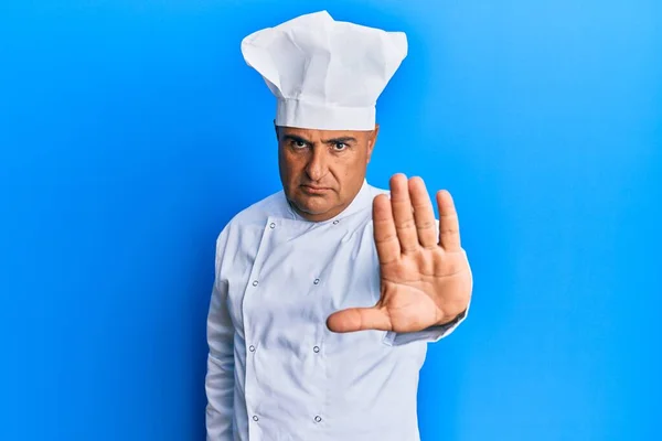 Hombre Maduro Oriente Medio Con Uniforme Cocinero Profesional Sombrero Haciendo —  Fotos de Stock