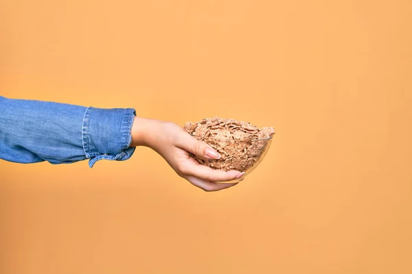 Hand Van Kaukasische Jonge Vrouw Met Kom Met Cornflakes Granen — Stockfoto