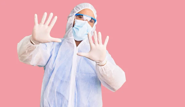 Jonge Spaanse Man Draagt Doktersbescherming Coronavirus Uniform Medisch Masker Bang — Stockfoto