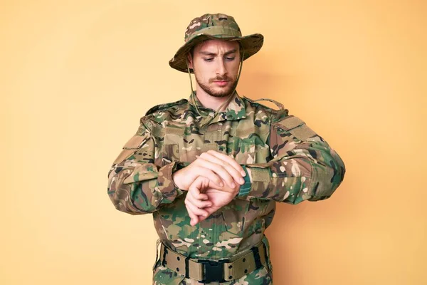 Jovem Caucasiano Vestindo Uniforme Exército Camuflagem Verificando Tempo Relógio Pulso — Fotografia de Stock