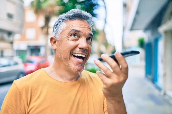 Hombre Pelo Gris Mediana Edad Sonriendo Feliz Hablando Teléfono Inteligente — Foto de Stock