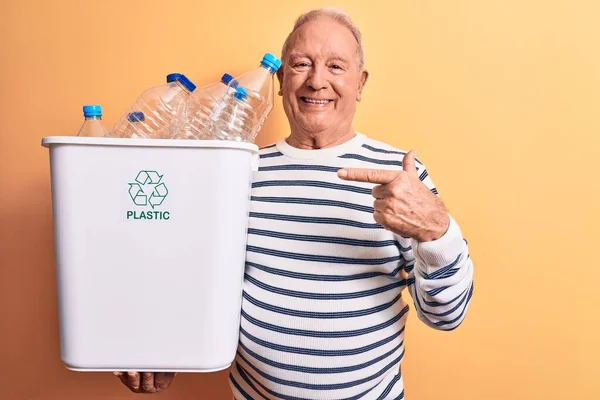 Senior Bonito Homem Cabelos Grisalhos Reciclagem Segurando Cesto Cheio Garrafas — Fotografia de Stock