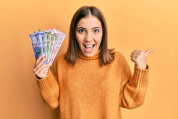Kafkasyalı Genç Bir Kadın Elinde Hint Banknotları Ile Gururla Bağırıyor — Stok fotoğraf