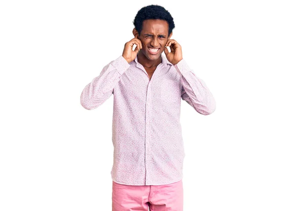 Hombre Guapo Africano Con Camisa Rosa Casual Que Cubre Las —  Fotos de Stock