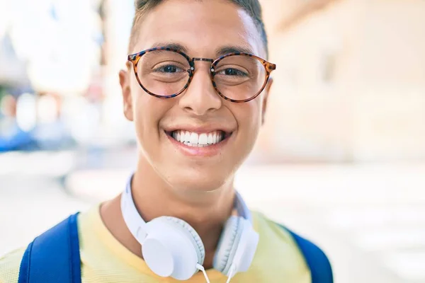 Jovem Estudante Hispânico Sorrindo Feliz Usando Fones Ouvido Andando Rua — Fotografia de Stock