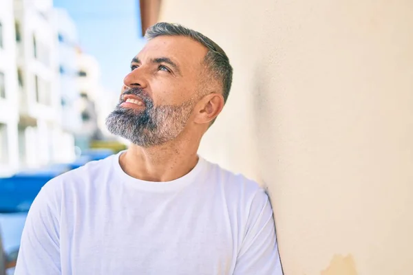 Homem Cabelos Grisalhos Meia Idade Sorrindo Feliz Cidade — Fotografia de Stock