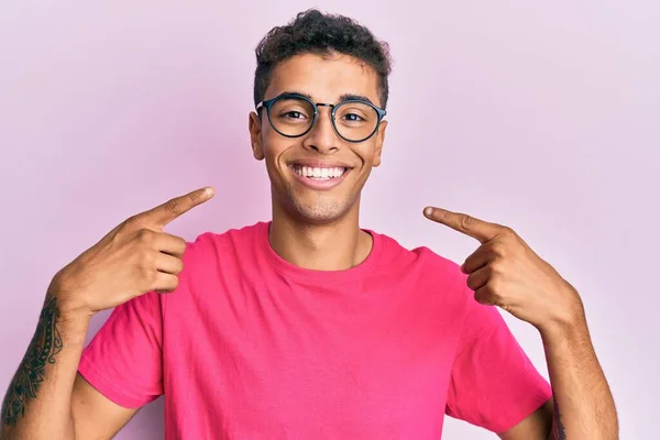 Jovem Homem Afro Americano Bonito Vestindo Óculos Sobre Fundo Rosa — Fotografia de Stock