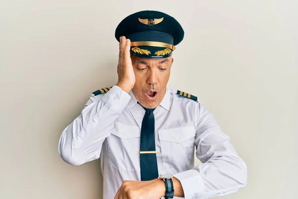 Schöner Mann Mittleren Alters Der Flugzeugpilotenuniform Trägt Und Besorgt Auf — Stockfoto