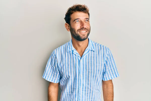 Hombre Guapo Con Barba Vistiendo Camisa Casual Mirando Costado Pose — Foto de Stock