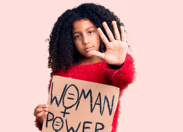 Afroamerikanisches Kind Mit Lockigem Haar Das Frauenmachtbanner Mit Offener Hand — Stockfoto