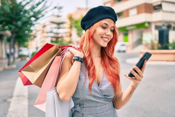 Junges Rothaariges Mädchen Hält Einkaufstüten Mit Smartphone Der Stadt — Stockfoto