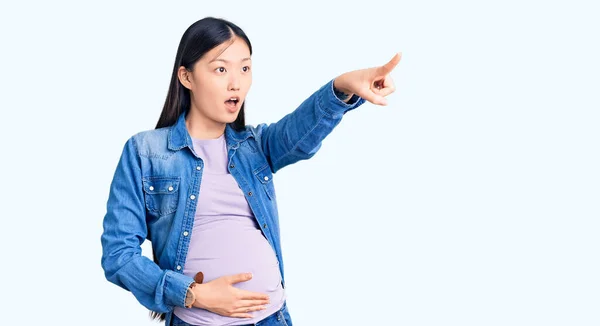 Jovem Mulher Chinesa Bonita Grávida Esperando Bebê Apontando Com Dedo — Fotografia de Stock