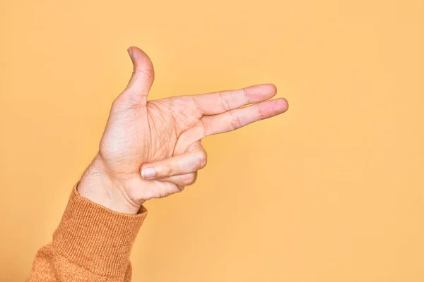 Ruka Bělocha Mladý Muž Ukazující Prsty Izolovaném Žlutém Pozadí Mávající — Stock fotografie