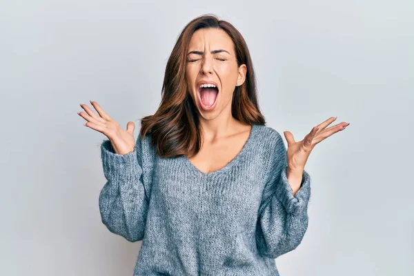 Giovane Donna Bruna Che Indossa Maglione Invernale Casual Che Celebra — Foto Stock