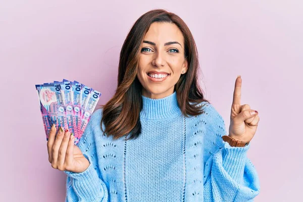 Jovem Morena Segurando Hong Kong Notas Dólares Sorrindo Com Uma — Fotografia de Stock