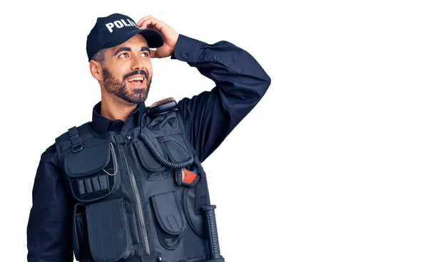 Joven Hombre Hispano Vistiendo Uniforme Policial Sonriendo Confiado Tocando Pelo — Foto de Stock