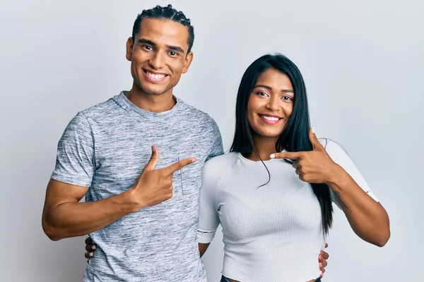 Jeune Couple Latin Portant Des Vêtements Décontractés Gais Avec Sourire — Photo