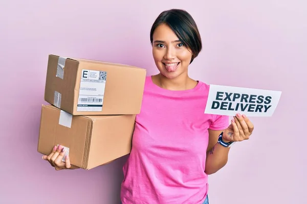 Mulher Bonita Com Cabelo Curto Segurando Caixa Entrega Com Texto — Fotografia de Stock