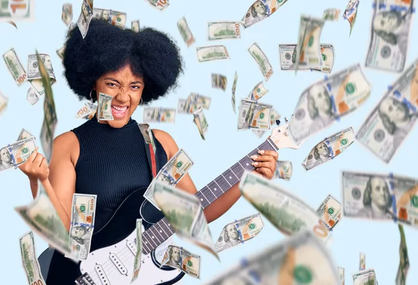 Молода Афроамериканська Дівчина Яка Грає Електричній Гітарі Кричить Гордо Відзначаючи — стокове фото