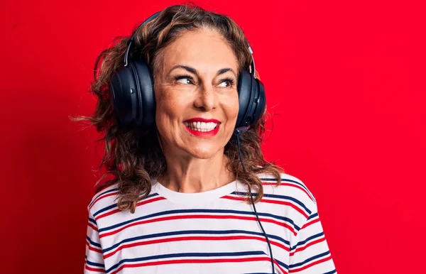 Жінка Середнього Віку Брюнетка Геймер Грає Відеоігри Використовуючи Навушники Мікрофон — стокове фото