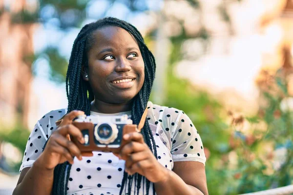 Young African American Tourist Woman Smiling Happy Using Vintage Camera — Stock Photo, Image