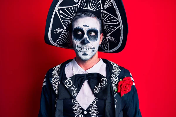 Mladý Muž Mexickém Dni Mrtvého Kostýmu Přes Červený Úsměv Dívá — Stock fotografie