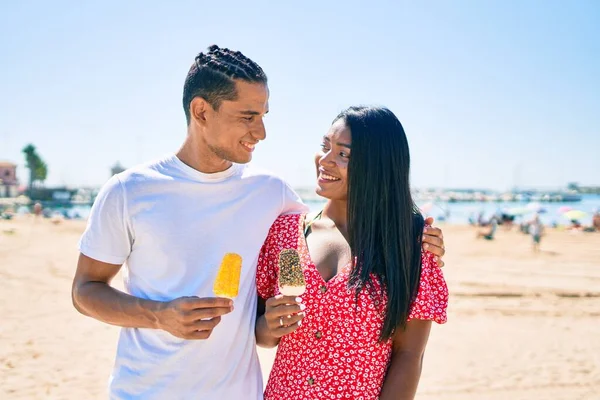 Genç Latin Çift Gülümsüyor Sahilde Dondurma Yiyor — Stok fotoğraf