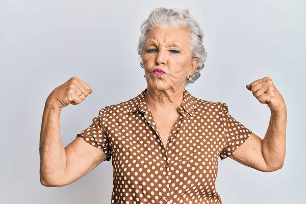 Eine Ältere Grauhaarige Frau Lässiger Kleidung Zeigt Stolz Lächelnde Armmuskeln — Stockfoto