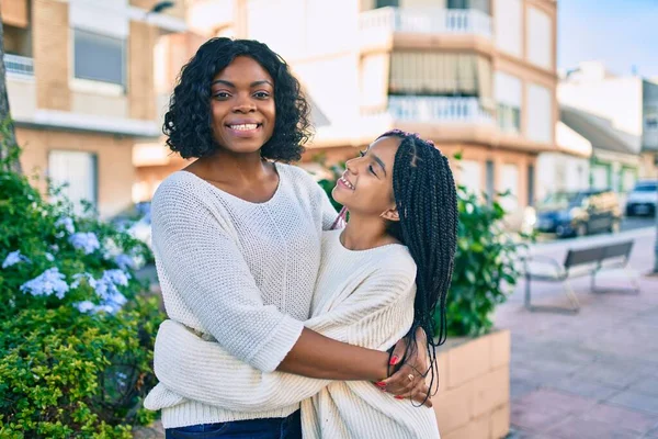 Mooie Afrikaanse Amerikaanse Moeder Dochter Glimlachend Knuffelend Staande Met Een — Stockfoto