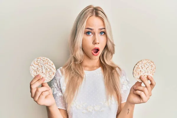 Menina Loira Caucasiana Bonita Comer Biscoitos Arroz Saudáveis Rosto Choque — Fotografia de Stock