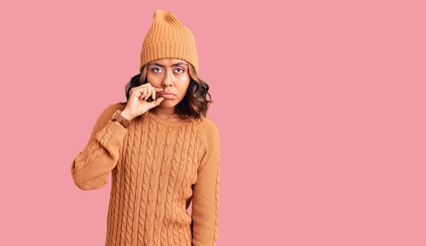 Young Beautiful Mixed Race Woman Wearing Wool Sweater Winter Hat — Stock Photo, Image