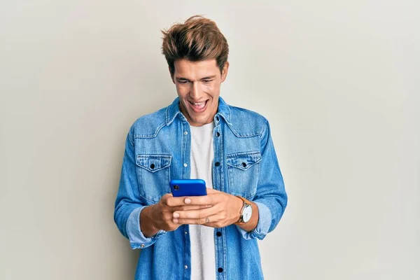 Bello Uomo Caucasico Utilizzando Smartphone Che Celebra Pazzo Stupito Successo — Foto Stock